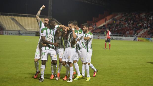 La plantilla del Córdoba CF celebra el triunfo en Miranda de Ebro