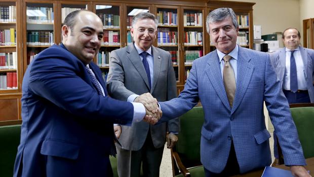 José Luis Garrido junto al presidente de la Audiencia de Córdoba y el fiscal-jefe