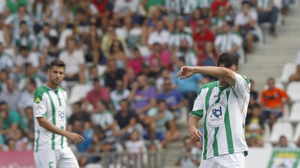 Un jugador del Córdoba se seca el sudor de la frente