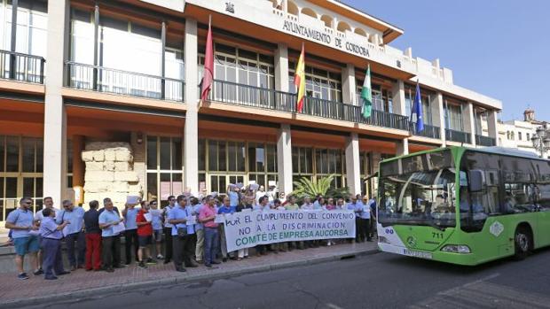 Trabajadores de Aucorsa concentrados en la puerta del Ayuntamiento, este miércoles