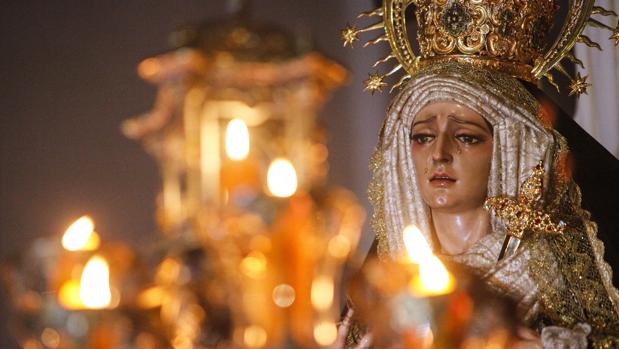 Primer plano de la Virgen de la Soledad, de Santiago