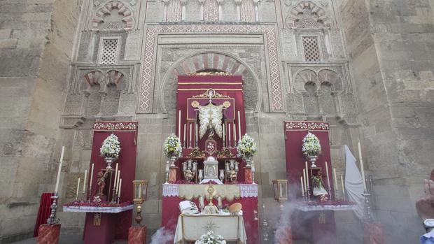 Un altar con el sagrario del Jueves Santo