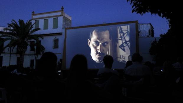 Proyección de una película en el cine de verano de Coliseo San Andrés
