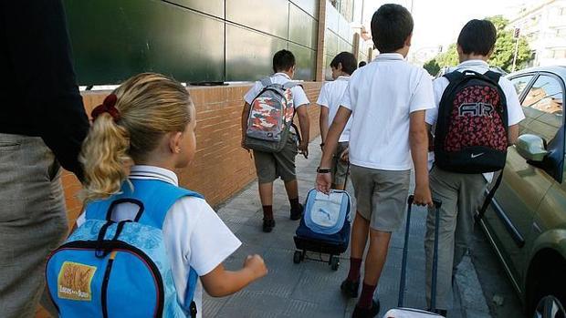 Alumnos de un colegio concertado acuden a clase