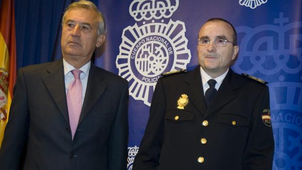 El comisario Jesús Gómez, a la derecha