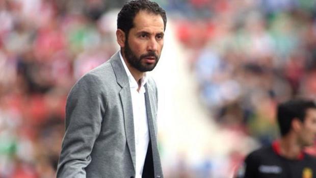 Pablo Machín presencia un partido desde el área técnica