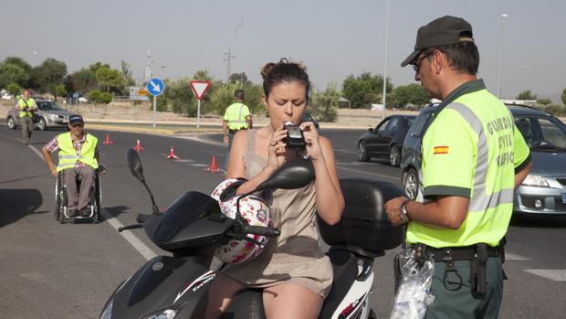 Un control de drogas y alcoholemia de la Guardia Civil