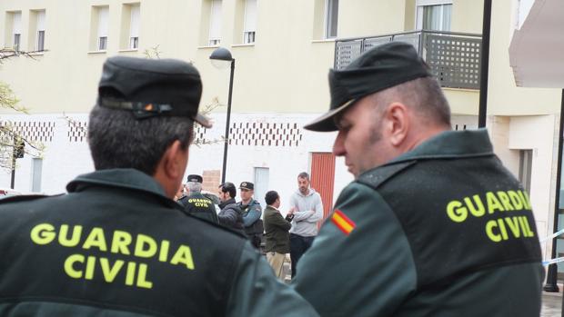 Agentes de la Guardia Civil en Montro