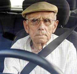 Una persona mayor al volante