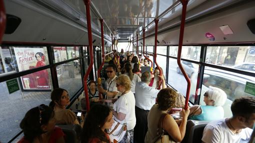 Los autobuses de los servicios mínimos iban cargados de viajeros