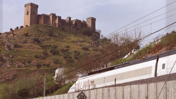 El AVE a su paso por la localidad cordobesa de Almodóvar del Río