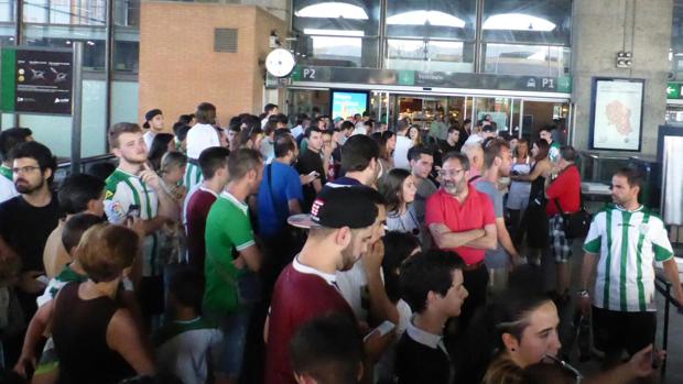 Centenares de aficionados esperan la llegada de los jugadores en la estación