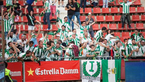 La afición del Córdoba celebra el gol de Xisco en Gerona