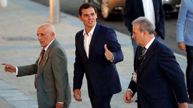 Albert Rivera llegando al debate con los otros candidatos a la Moncloa