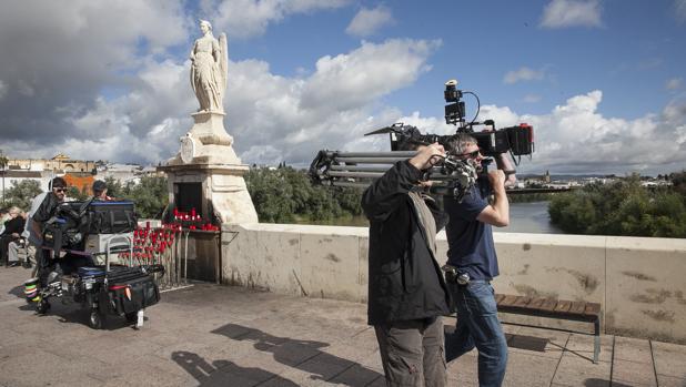 El equipo de «Juego de Tronos» en el Puente Romano de Córdoba