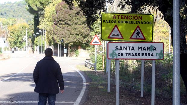 Un vecino pasea a la entrada de la barriada de Santa María de Trassierra