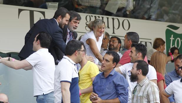 Carlos González, presidente del Córdoba, en el palco junto a su hijo y su esposa