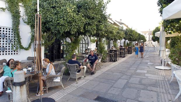 Veladores en la calle Romero de Torres, junto a la ribera