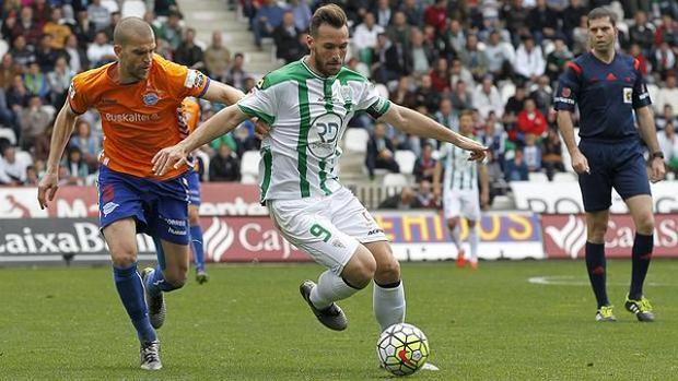 Xisco, capitán del Córdoba, en el partido ante el Alavés