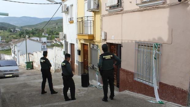 Tres agentes en la puerta de la mujer asesinada en Baena