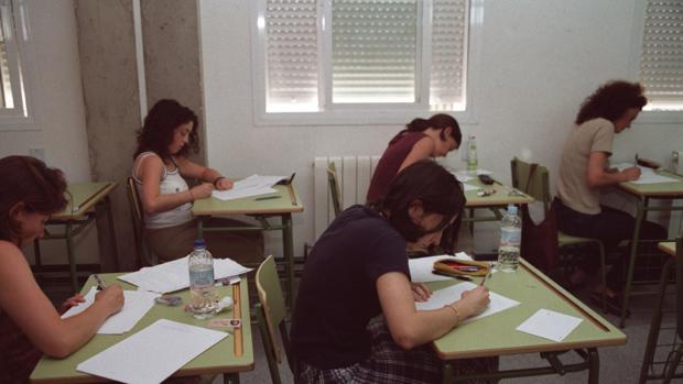 Opositores durante uno de los exámenes