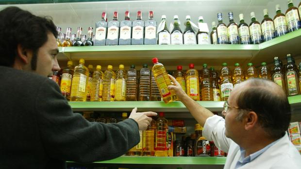 Aceite de oliva en un comercio de Córdoba