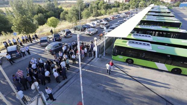 Trabajadores en la puerta de Aucorsa, este lunes