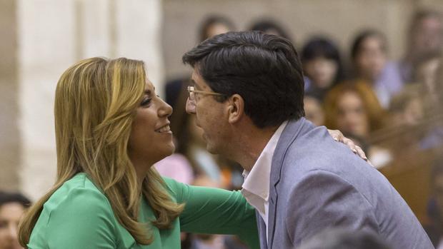 Susana Díaz y Juan Marín se saludan en el Parlamento