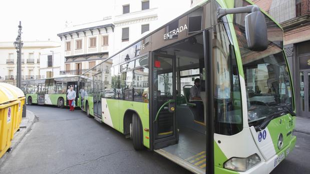 Un autobús averiado en la calle Diario Córdoba