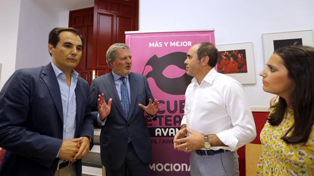 El ministro de Cultura conversa con el director de Avanti, Julián Molina, en presencia de José Antonio Nieto y Beatriz Jurado