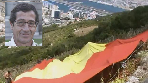 Intentan agredir durante el juicio en Gibraltar al dirigente de Vox que puso una gran bandera española