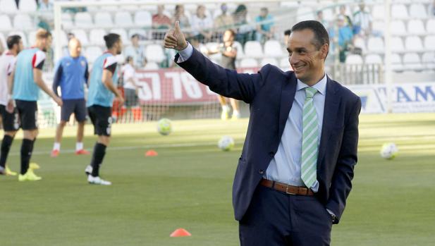 José Luis Oltra, entrenador del Córdoba CF, en un partido en El Arcángel