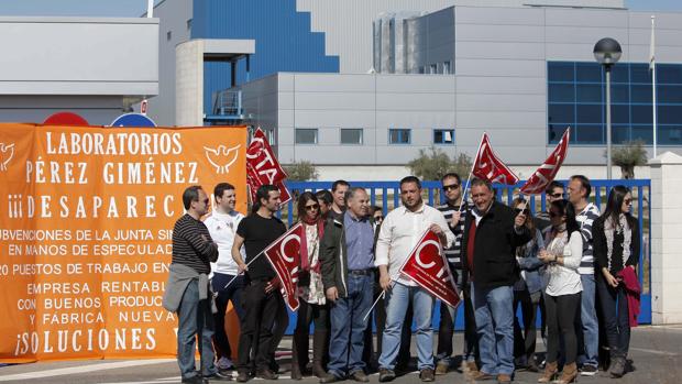 Los trabajadores de Pérez Giménez ante la sede del laboratorio en Almodóvar