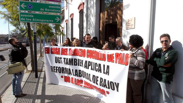 Protesta de trabajadores de UGT afectados por un ERE