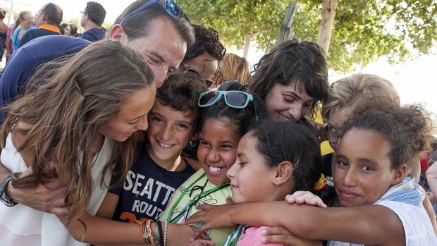 Una familia de acogida cordobesa se despide de los niños saharauis con los que convivió