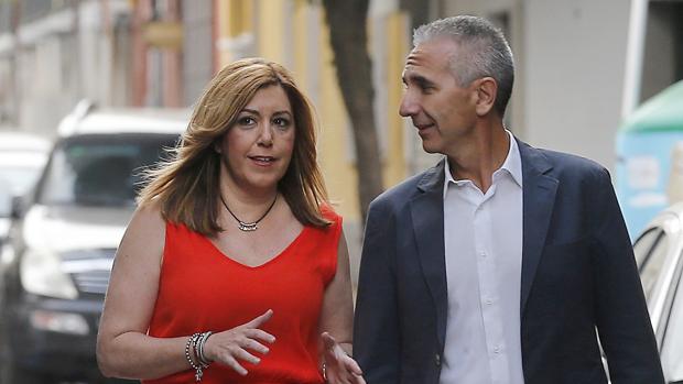 La presidenta Susana Díaz conversa con el portavoz del Gobienro andaluz Miguel Ángel Vázquez