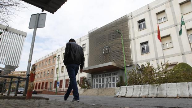 Un hombre pasa ante el edificio de los Juzgados en Córdoba