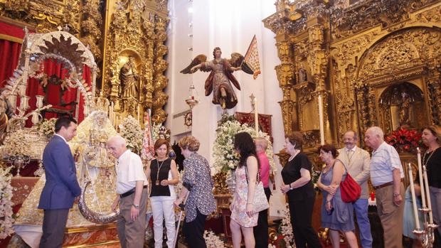 Besamanos de la Virgen de la Sierra en la Trinidad