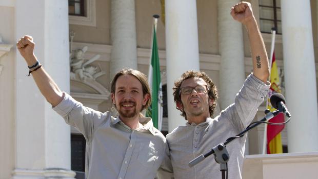 El secretario general de Podemos, Pablo Iglesias, junto al alcalde de Cádiz, José Maróa González 'Kichi'