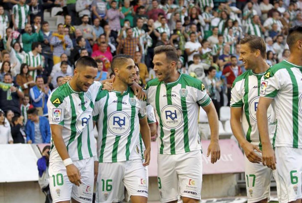 Florin y Fidel celebran un gol