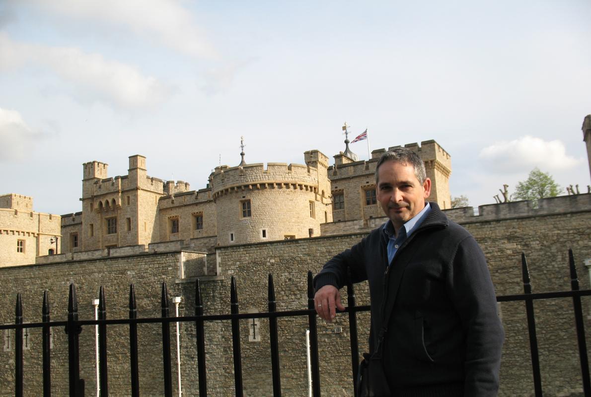 Manuel Ojeda, químico de BP, posa junto a la Torre de Londres.