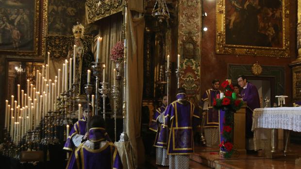 Ceremonia religiosa en el interior de la parroquia de El Carmen