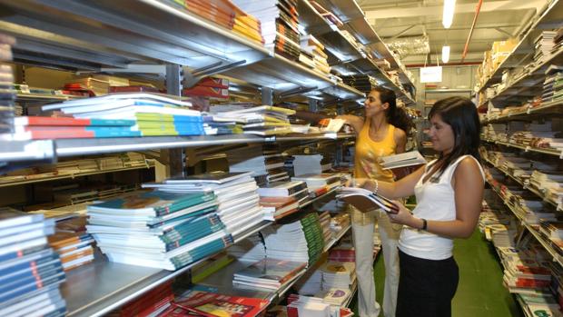 Madres de los escolares acuden a comprar los manuales al inicio del curso