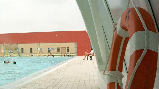 Un socorrista en una piscina pública