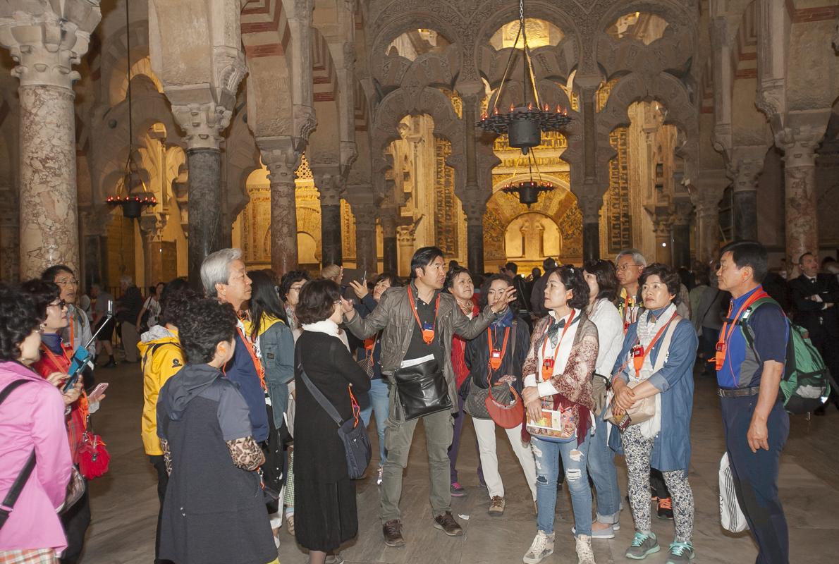 Turistas en el interior de la Mezquita-catedral