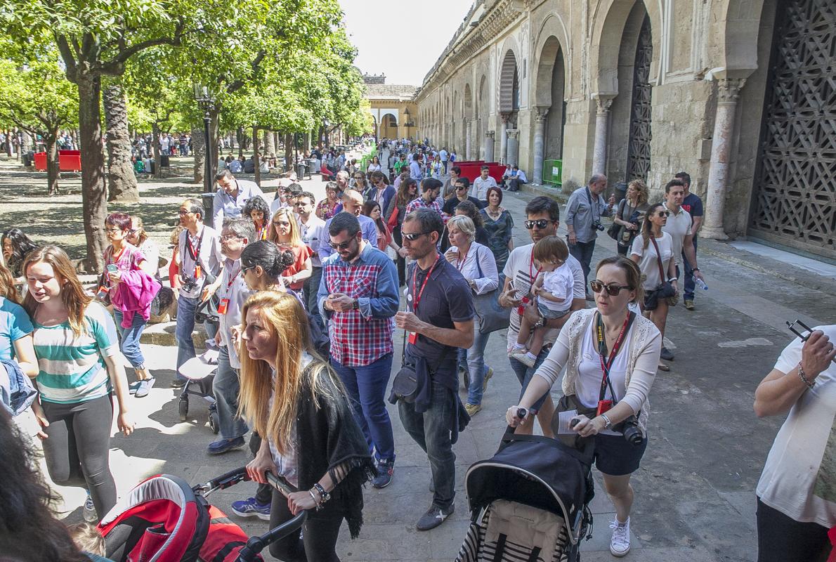 Turistas en el Patio de los Naranjos de la Mezquita-Catedral