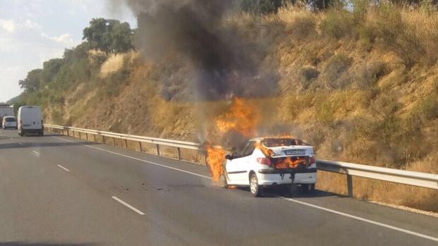 Vehículo incendiado en la N-432