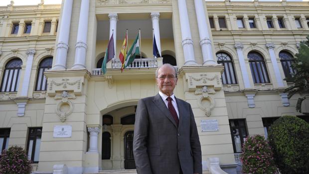 Francisco de la Torre, ante la fachada del Ayuntamiento de Málaga