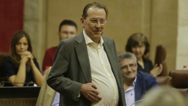 El consejero de Justicia y Gobernación de la Junta, Emilio de Llera, en el Parlamento andaluz