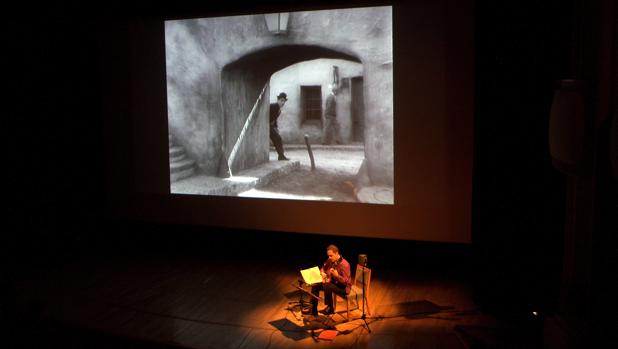 Guitarra melancólica con Chaplin de fondo en Córdoba